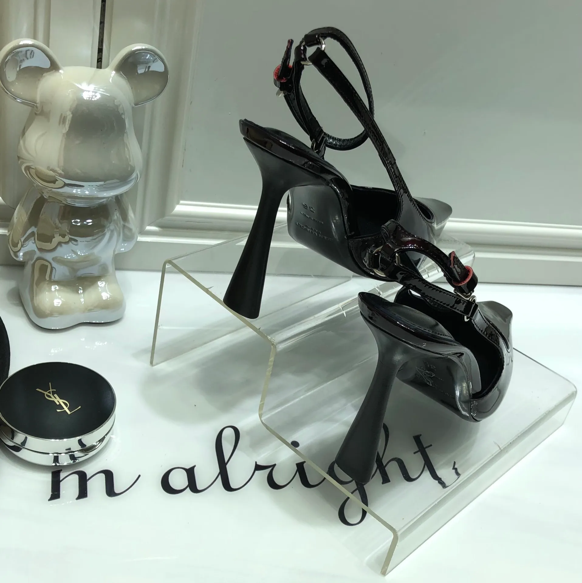 👟👟Ex-factory price 560👟👟 Top quality Saint Laurent/Yves Saint Laurent 2024 spring and summer new style👠Small square toe high heels of the same style as Rose. The layered leather high heels are very good at modifying the foot shape. In recent years, SLP has become more and more understanding of women in high heels. ysl beautiful high heels 👠Number of yards: 35-40 (41 customized, non-returnable) Upper: open edge beaded cowhide/patent leather, lining Imported sheepskin lining, sole: genuine leather outsole, heel height: 10cm (heel imported from Italy)